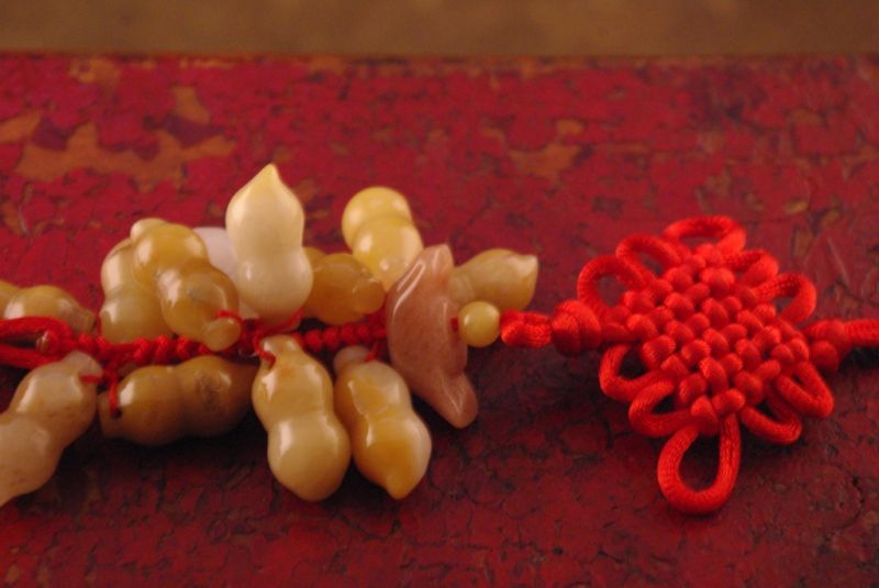 Cliquez sur la vignette pour agrandir et survolez la photo pour zoomer Amulette Feng Shui Pêches d’immortalité Jade Rouge 2