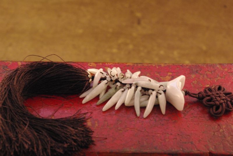 Cliquez sur la vignette pour agrandir et survolez la photo pour zoomer Amulette Feng Shui Piments en Jade 5