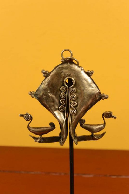 Cliquez sur la vignette pour agrandir et survolez la photo pour zoomer Ancien Bijou Indonésien - Mamouli de Sumba - Canard 2