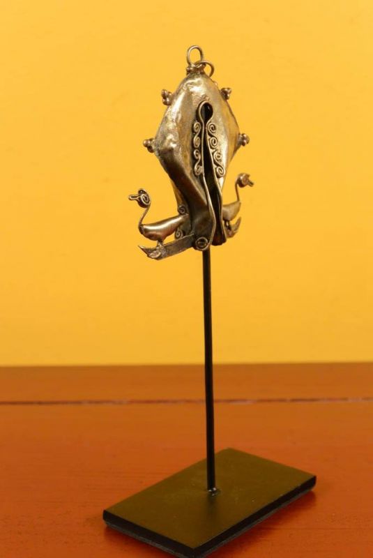 Cliquez sur la vignette pour agrandir et survolez la photo pour zoomer Ancien Bijou Indonésien - Mamouli de Sumba - Canard 3