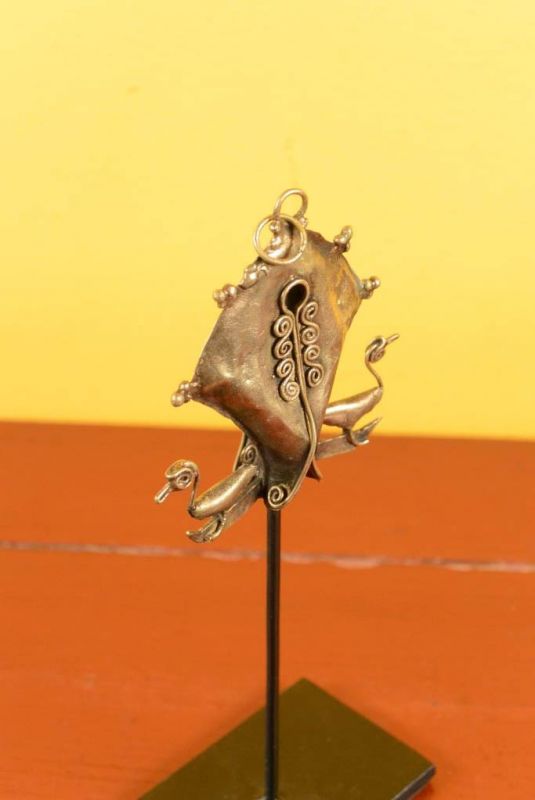 Cliquez sur la vignette pour agrandir et survolez la photo pour zoomer Ancien Bijou Indonésien - Mamouli de Sumba - Canard 5