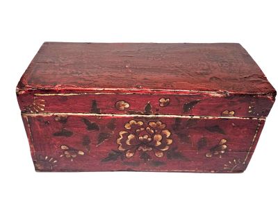 Ancien coffre chinois en bois rouge à motif floral