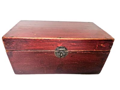 Ancien Coffre Chinois en Bois Rouge Patiné avec Fermoir en Laiton