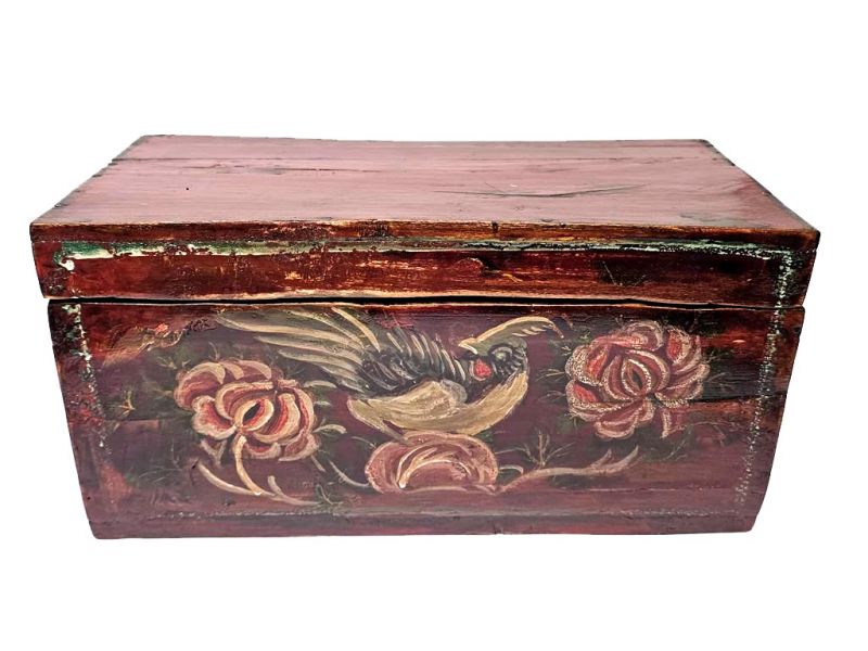 Ancien coffre chinois en bois rouge peint d’un oiseau de paradis et de chrysanthèmes