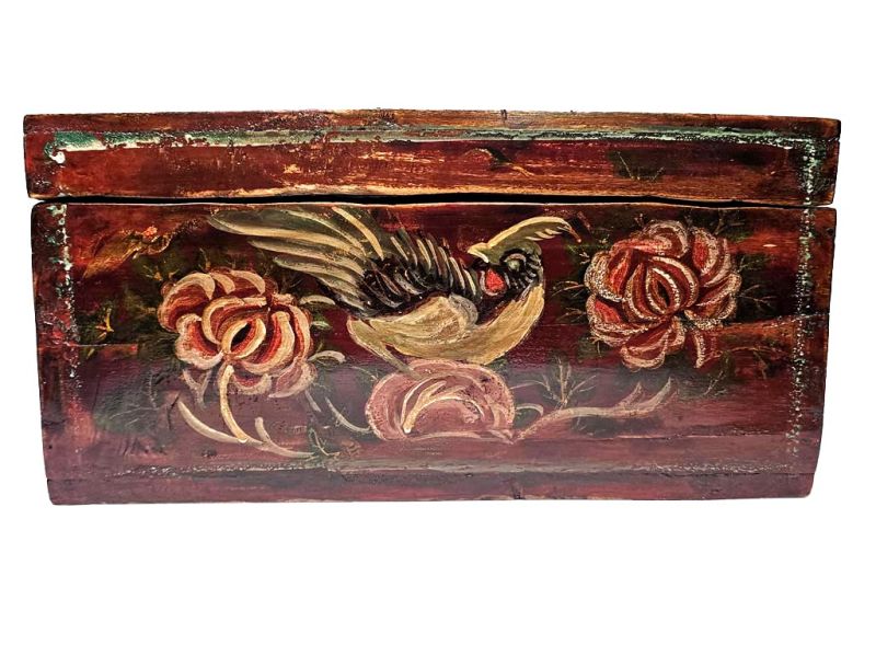 Cliquez sur la vignette pour agrandir et survolez la photo pour zoomer Ancien coffre chinois en bois rouge peint d’un oiseau de paradis et de chrysanthèmes 2