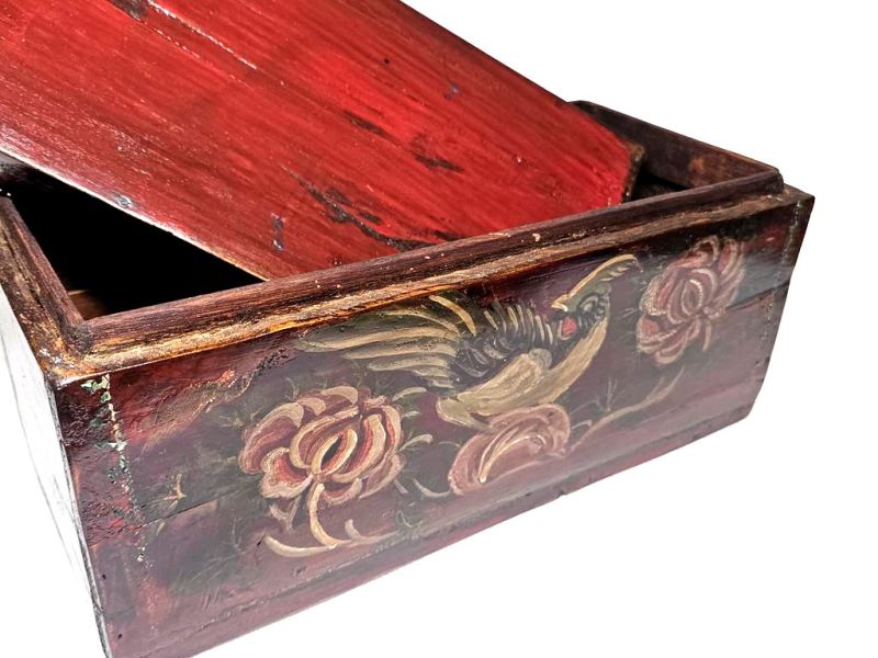 Cliquez sur la vignette pour agrandir et survolez la photo pour zoomer Ancien coffre chinois en bois rouge peint d’un oiseau de paradis et de chrysanthèmes 3