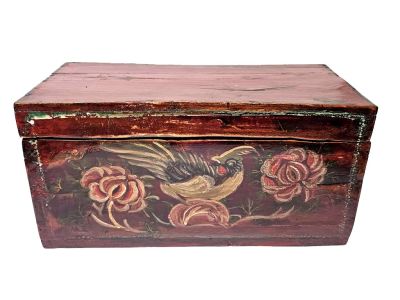 Ancien coffre chinois en bois rouge peint d’un oiseau de paradis et de chrysanthèmes