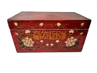 Ancien coffre chinois en bois rouge à fleurs blanches et idéogrammes dorés