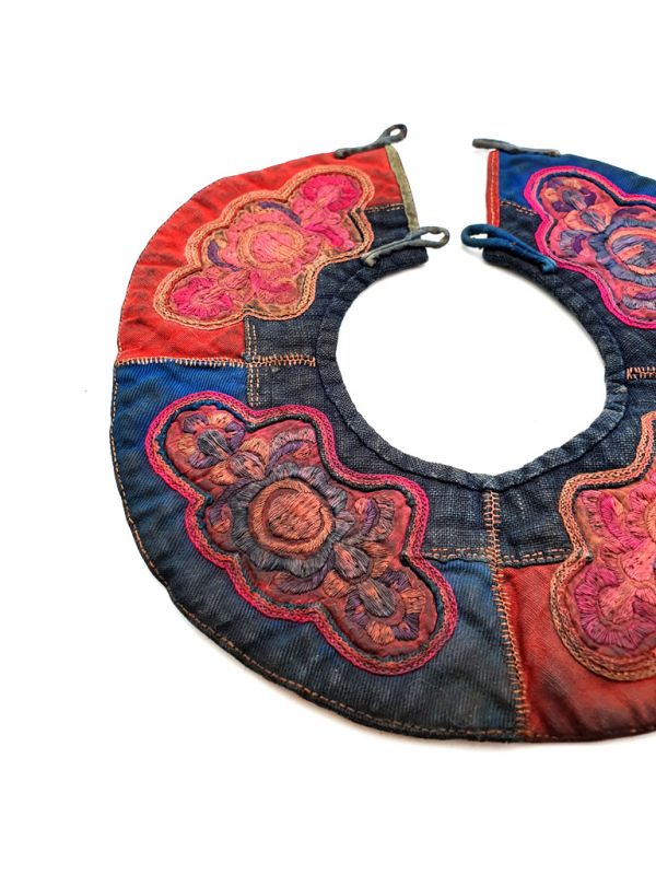 Cliquez sur la vignette pour agrandir et survolez la photo pour zoomer Ancien col rond Minorité Miao Bébé 3