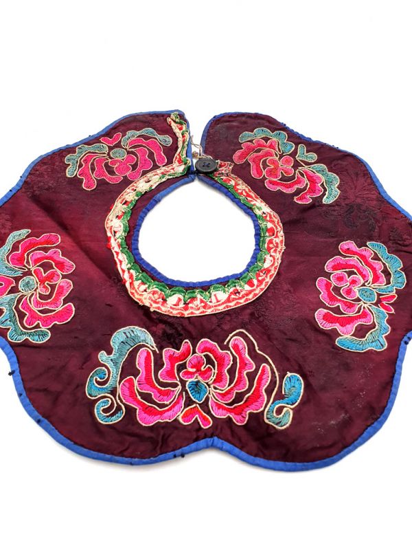 Cliquez sur la vignette pour agrandir et survolez la photo pour zoomer Ancien col rond Minorité Miao Enfant 2