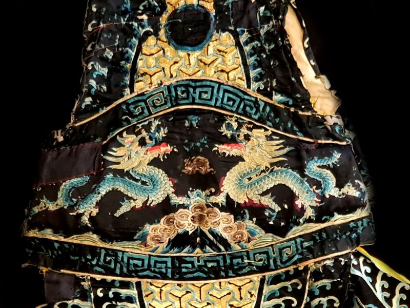 Cliquez sur la vignette pour agrandir et survolez la photo pour zoomer Ancien Costume de Théâtre Chinois Noir - Double dragons 2