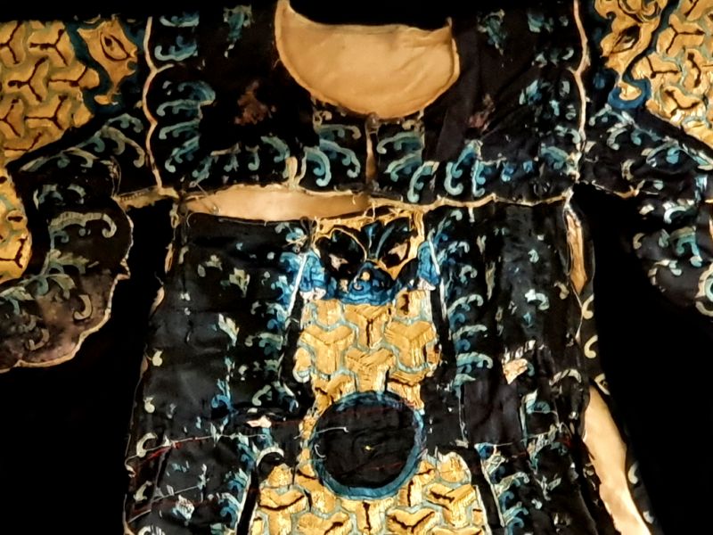Cliquez sur la vignette pour agrandir et survolez la photo pour zoomer Ancien Costume de Théâtre Chinois Noir - Double dragons 3