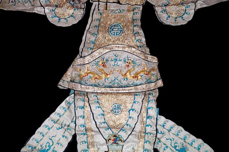 Cliquez sur la vignette pour agrandir et survolez la photo pour zoomer Ancien costume traditionnels de Théâtre Chinois - Tunique d’Opéra Impériale Blanc et Bleu aux Dragons Dorés 2