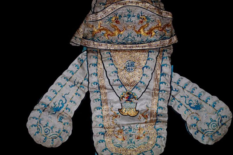 Cliquez sur la vignette pour agrandir et survolez la photo pour zoomer Ancien costume traditionnels de Théâtre Chinois - Tunique d’Opéra Impériale Blanc et Bleu aux Dragons Dorés 3