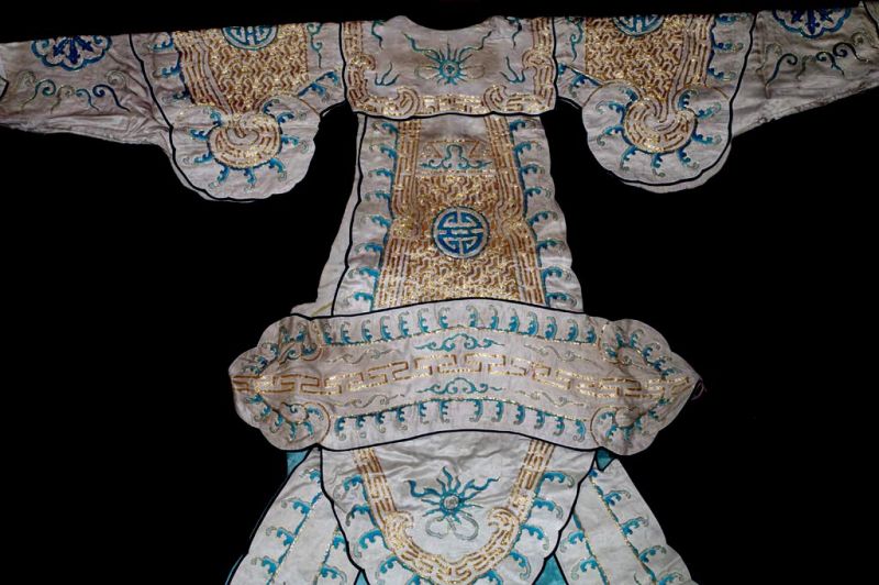 Cliquez sur la vignette pour agrandir et survolez la photo pour zoomer Ancien costume traditionnels de Théâtre Chinois - Tunique d’Opéra Impériale Blanc et Bleu aux Dragons Dorés 5