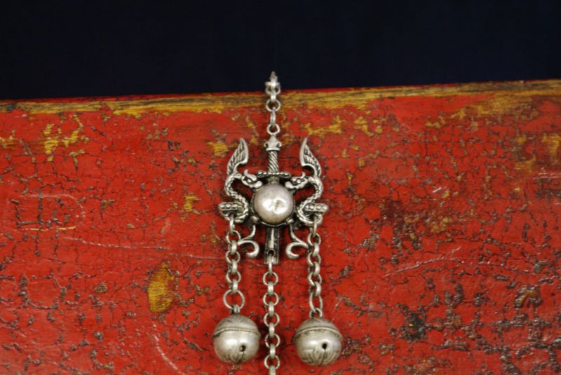 Cliquez sur la vignette pour agrandir et survolez la photo pour zoomer Ancien Grelot Chinois Epée et Dragons 2