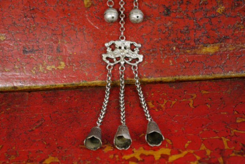 Cliquez sur la vignette pour agrandir et survolez la photo pour zoomer Ancien Grelot Chinois Epée et Dragons 3