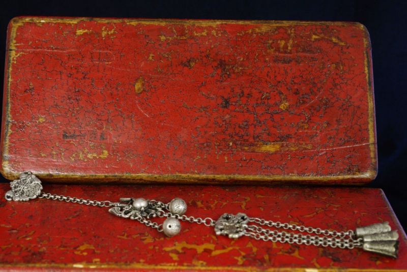 Cliquez sur la vignette pour agrandir et survolez la photo pour zoomer Ancien Grelot Chinois Epée et Dragons 4