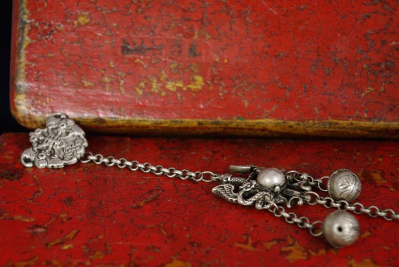 Cliquez sur la vignette pour agrandir et survolez la photo pour zoomer Ancien Grelot Chinois Epée et Dragons 5