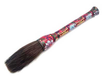 Ancien pinceau cloisonné rouge, paré de fleurs délicates Ancien pinceau cloisonné rouge, paré de fleurs délicates