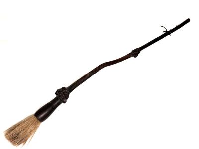 Ancien pinceau décoratif en bois de cerisier sculpté - 74cm