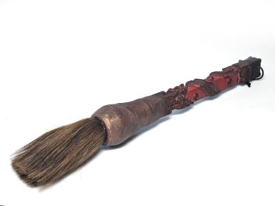 Ancien Pinceau Sculpté à Motifs de Nuée et Dragon – Splendeur Calligraphique Qing Ancien Pinceau Sculpté à Motifs de Nuée et Dragon – Splendeur Calligraphique Qing