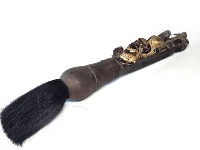 Ancien Pinceau Sculpté d’un Chien Foo Protecteur – Symbole Impérial de Garde Qing Ancien Pinceau Sculpté d’un Chien Foo Protecteur – Symbole Impérial de Garde Qing