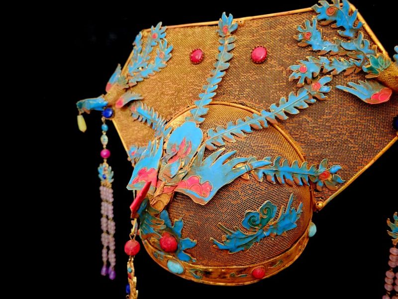 Cliquez sur la vignette pour agrandir et survolez la photo pour zoomer Ancienne Coiffe de théâtre dorée - Empereur et impératrice - Coiffe Impériale au Phénix en Filigrane Doré, Émaux et Perles Pendantes 2