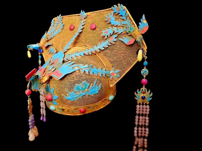Cliquez sur la vignette pour agrandir et survolez la photo pour zoomer Ancienne Coiffe de théâtre dorée - Empereur et impératrice - Coiffe Impériale au Phénix en Filigrane Doré, Émaux et Perles Pendantes 3
