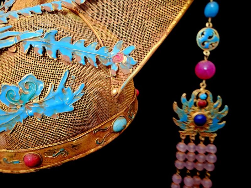 Cliquez sur la vignette pour agrandir et survolez la photo pour zoomer Ancienne Coiffe de théâtre dorée - Empereur et impératrice - Coiffe Impériale au Phénix en Filigrane Doré, Émaux et Perles Pendantes 4