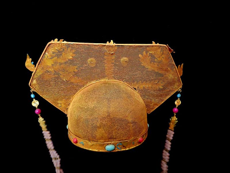 Cliquez sur la vignette pour agrandir et survolez la photo pour zoomer Ancienne Coiffe de théâtre dorée - Empereur et impératrice - Coiffe Impériale au Phénix en Filigrane Doré, Émaux et Perles Pendantes 5