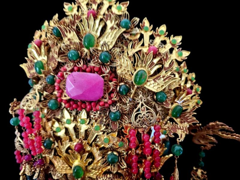 Cliquez sur la vignette pour agrandir et survolez la photo pour zoomer Ancienne Coiffe de théâtre dorée - Empereur et impératrice - Le phénix vert et rose - Impératrice 4