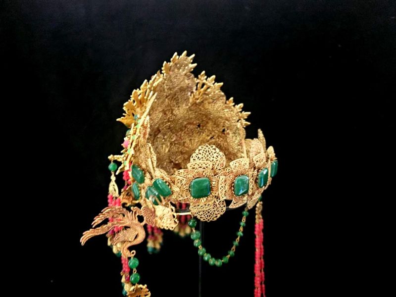 Cliquez sur la vignette pour agrandir et survolez la photo pour zoomer Ancienne Coiffe de théâtre dorée - Empereur et impératrice - Le phénix vert et rose - Impératrice 5