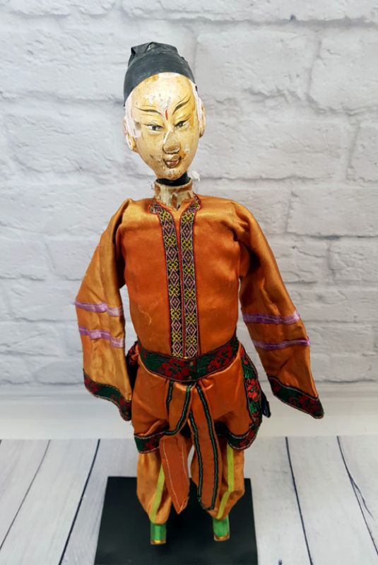 Cliquez sur la vignette pour agrandir et survolez la photo pour zoomer Ancienne marionnette de Théâtre chinoise - Province Fujian - Homme / Costume de soie Orange 2
