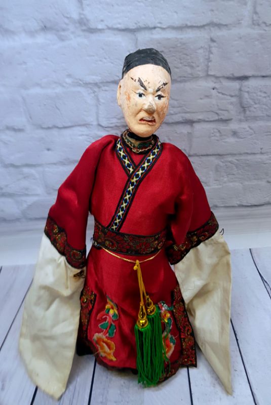 Cliquez sur la vignette pour agrandir et survolez la photo pour zoomer Ancienne marionnette de Théâtre chinoise - Province Fujian - Homme / Costume de soie rouge 2