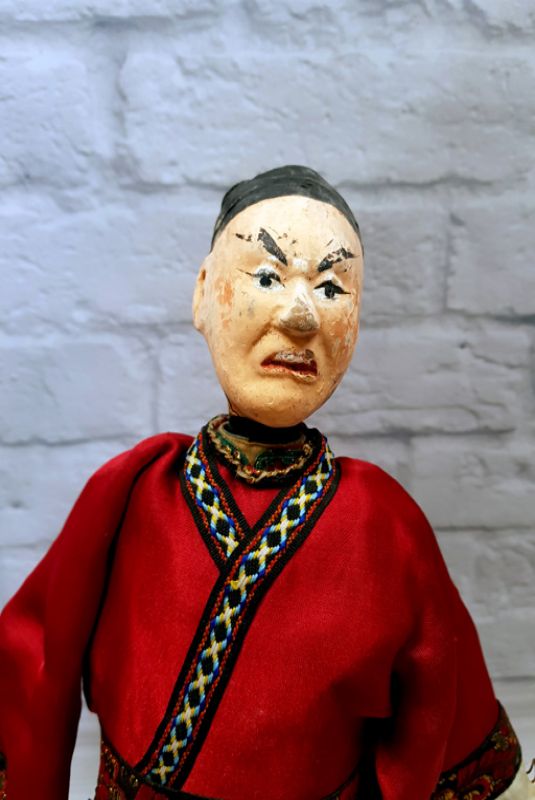 Cliquez sur la vignette pour agrandir et survolez la photo pour zoomer Ancienne marionnette de Théâtre chinoise - Province Fujian - Homme / Costume de soie rouge 3