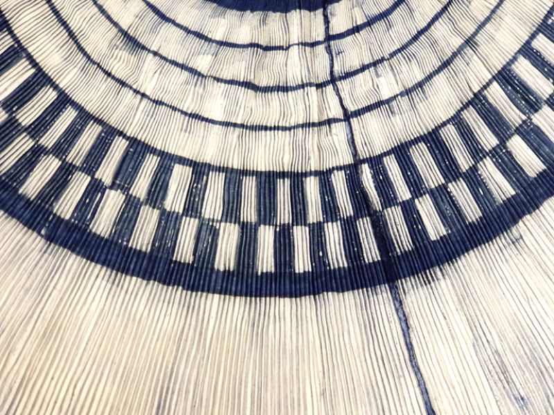 Cliquez sur la vignette pour agrandir et survolez la photo pour zoomer Ancienne robe plissée de la minorité Miao 3