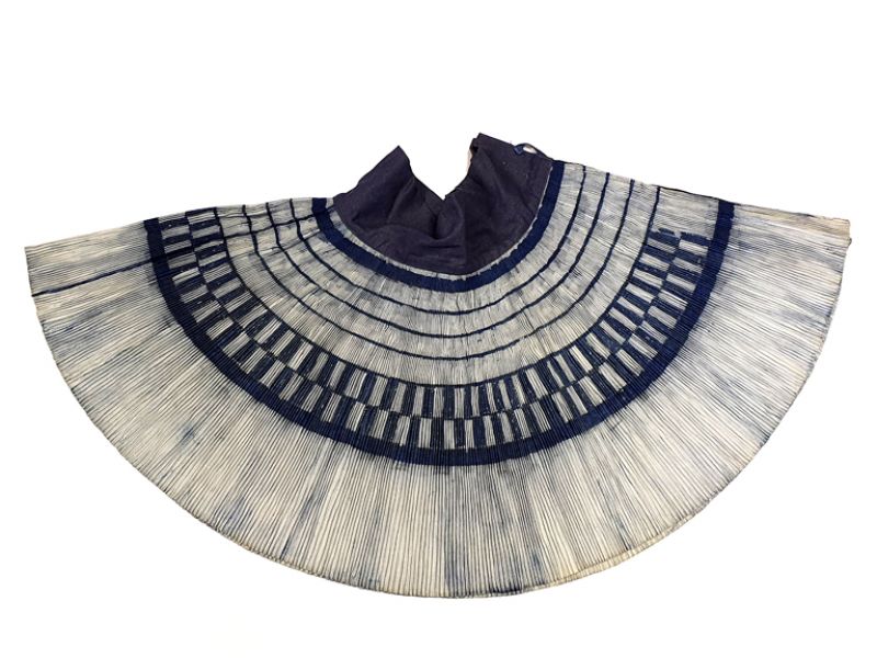 Cliquez sur la vignette pour agrandir et survolez la photo pour zoomer Ancienne robe plissée de la minorité Miao 4