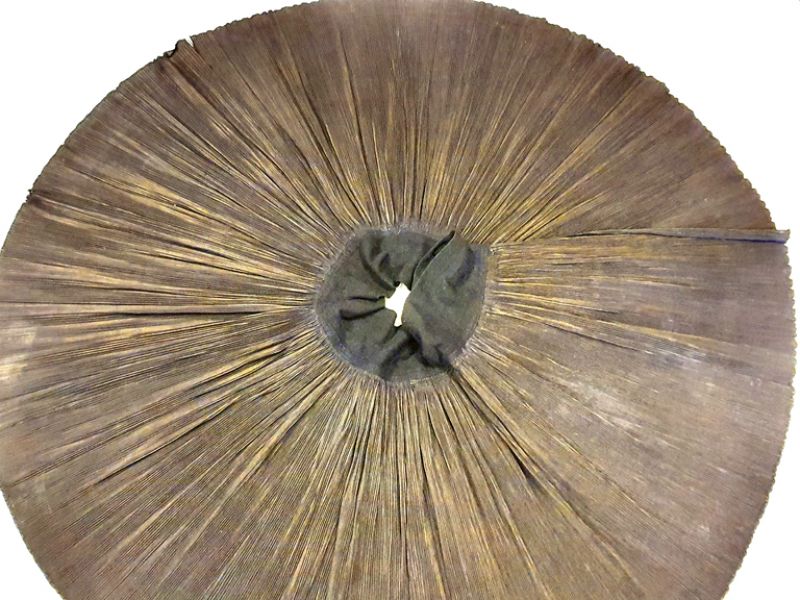 Cliquez sur la vignette pour agrandir et survolez la photo pour zoomer Ancienne robe plissée de la minorité Miao - Noire 2