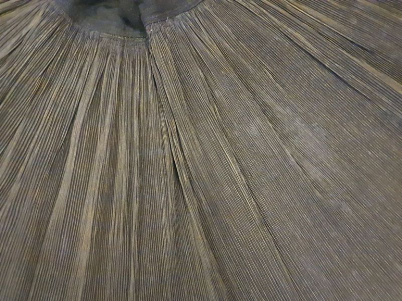 Cliquez sur la vignette pour agrandir et survolez la photo pour zoomer Ancienne robe plissée de la minorité Miao - Noire 3