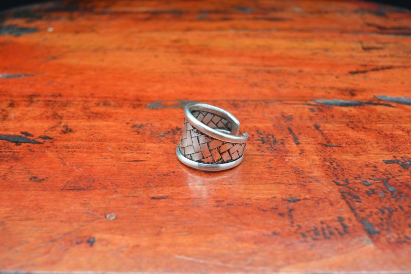 Cliquez sur la vignette pour agrandir et survolez la photo pour zoomer Bague Chinoise de la Minorité Miao Tressage 5