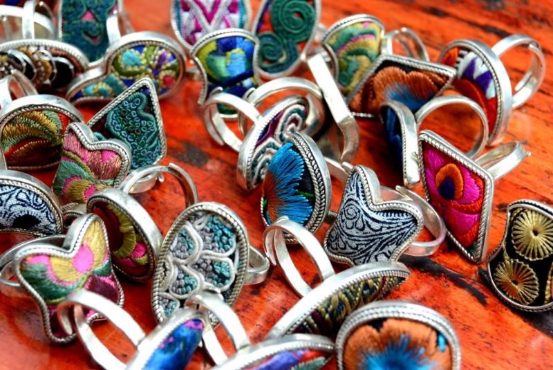 Cliquez sur la vignette pour agrandir et survolez la photo pour zoomer Bague Ethnique Broderie - Divers 3