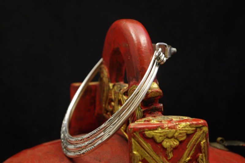 Cliquez sur la vignette pour agrandir et survolez la photo pour zoomer Bijou ethnique Torque 3 rangs fins gravés 5