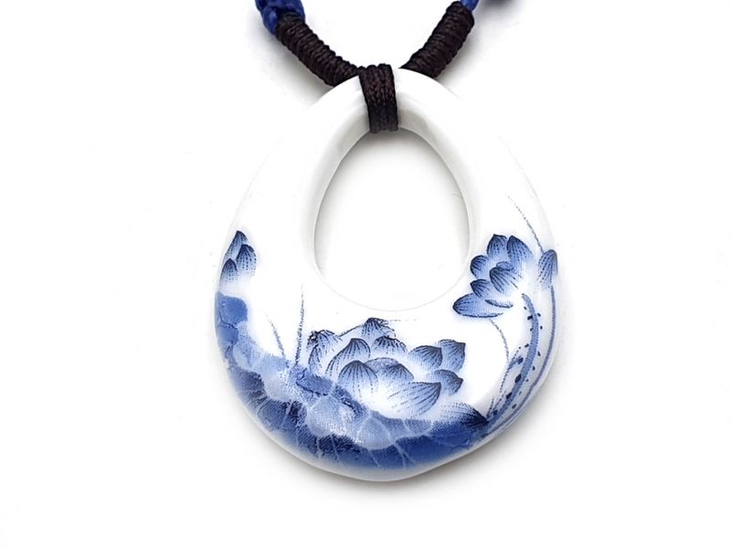 Cliquez sur la vignette pour agrandir et survolez la photo pour zoomer Bijoux Céramique - Collection Blanc Bleu - Collier - Chine - Fleurs de lotus 2