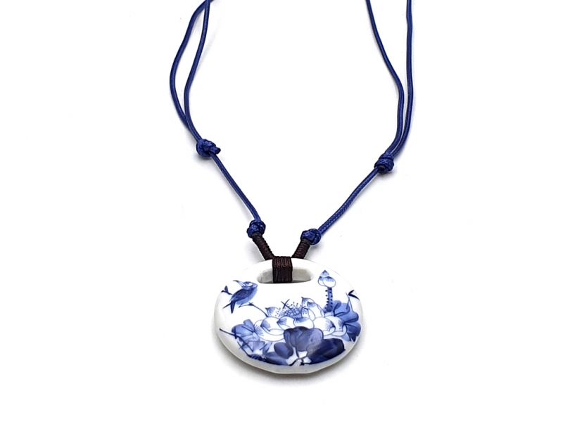 Cliquez sur la vignette pour agrandir et survolez la photo pour zoomer Bijoux Céramique - Collection Blanc Bleu - Collier - Chine - Oiseau et Lotus 2