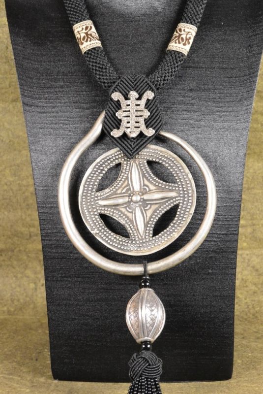 Cliquez sur la vignette pour agrandir et survolez la photo pour zoomer Bijoux de Création Ethnique Minorité Miao 2