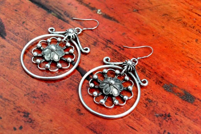 Cliquez sur la vignette pour agrandir et survolez la photo pour zoomer Boucles d'oreilles - Tribu asiatique 3