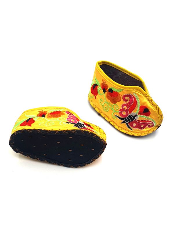 Cliquez sur la vignette pour agrandir et survolez la photo pour zoomer Broderie Chinoise - Chaussons bébés Miao - Jaune 2