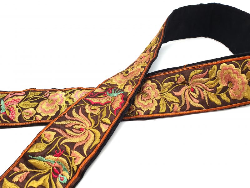 Cliquez sur la vignette pour agrandir et survolez la photo pour zoomer Ceintures Miao Broderie 2