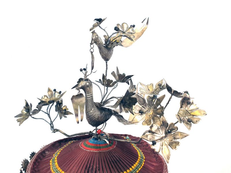 Cliquez sur la vignette pour agrandir et survolez la photo pour zoomer Chapeau ethnique de Jeune Fille Minorité Miao 2